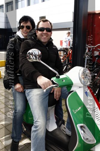 Amsterdam 12 mei 2009
Het blad Grazia organiseert samen met vespa scooters een leuke rally door amsterdam heen. Horrace Cohen met vriendin
Peter Smulders bv