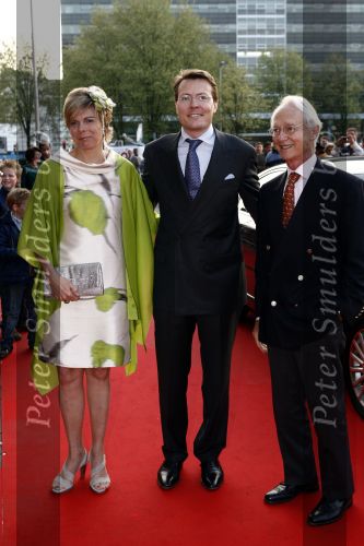 Utrecht 28 april 2009
Pieter v Vollenhoven viert zijn 70e verjaardag in het Beatrix theater in Utrecht. Prinses laurentien met prins Constantijn en Hugo Carlos de borbon parma
Peter Smulders bv