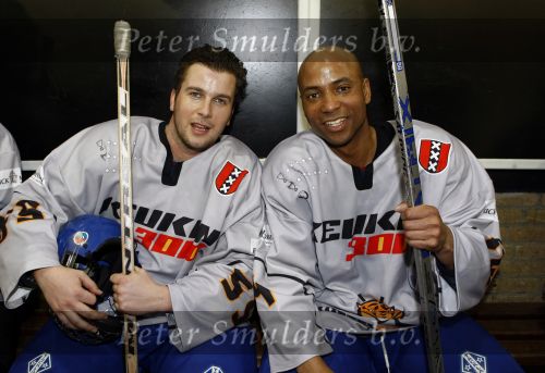 Amsterdam 21 maart 2009
RTL ewn SBS 6 ijshockeyen tegen elkaar op de Jaap Eden baan. humberto tan met Winston Gerschtanowitz
Peter Smulders bv