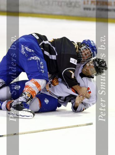 Amsterdam 21 maart 2009
RTL ewn SBS 6 ijshockeyen tegen elkaar op de Jaap Eden baan. Humberto Tan vechtend op het ijs
Peter Smulders bv