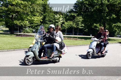 Amsterdam 12 mei 2009
Het blad Grazia organiseert samen met vespa scooters een leuke rally door amsterdam heen. Huub Stapel
Peter Smulders bv