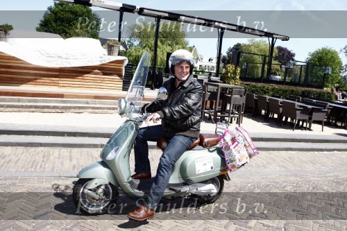Amsterdam 12 mei 2009
Het blad Grazia organiseert samen met vespa scooters een leuke rally door amsterdam heen. Huub Stapel
Peter Smulders bv