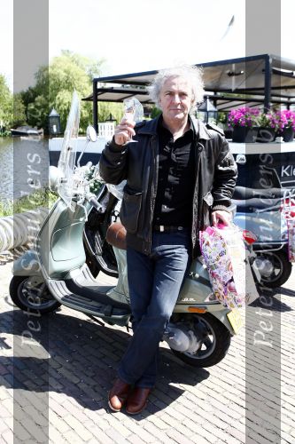 Amsterdam 12 mei 2009
Het blad Grazia organiseert samen met vespa scooters een leuke rally door amsterdam heen. Huub Stapel
Peter Smulders bv