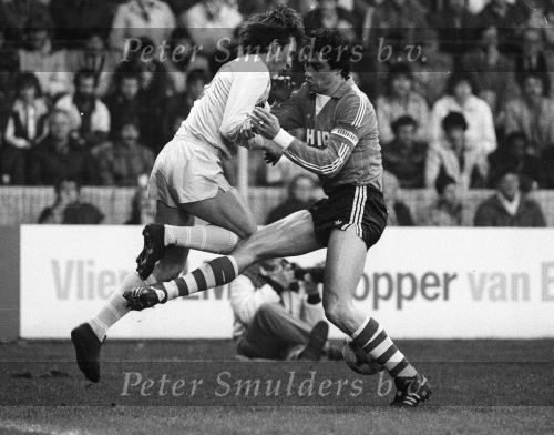 1979 Huub Stevens in duel met Johan Cruyff