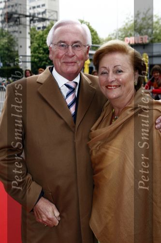Utrecht 28 april 2009
Pieter v Vollenhoven viert zijn 70e verjaardag in het Beatrix theater in Utrecht. Huub v d Coolwijck met zijn vrouw
Peter Smulders bv