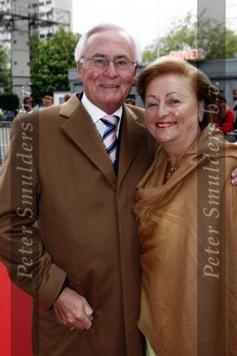Utrecht 28 april 2009
Pieter v Vollenhoven viert zijn 70e verjaardag in het Beatrix theater in Utrecht. Huub v d Coolwijck met zijn vrouw
Peter Smulders bv