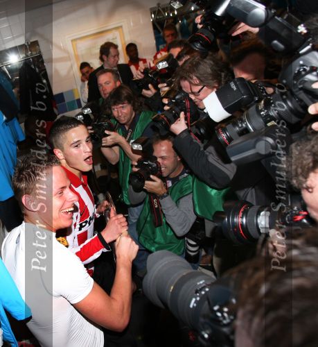 Ferd van Odenhoven
Arnhem, 20 April 2008 Kompetitiewedstrijd Vitesse-PSV, eindstand 0-1 Seizoen 2007/2008
PSV Landskampioen
Ibrahim Afellay en Balazs Dzsudzsak met de kampioensschaal