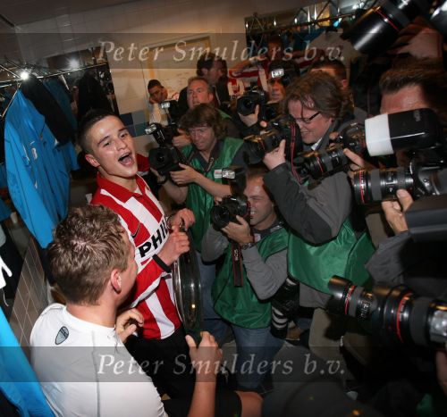 Ferd van Odenhoven
Arnhem, 20 April 2008 Kompetitiewedstrijd Vitesse-PSV, eindstand 0-1 Seizoen 2007/2008
PSV Landskampioen
Ibrahim Afellay en Balazs Dzsudzsak met de kampioensschaal