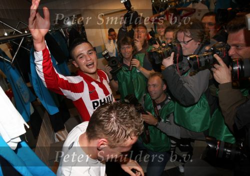 Ferd van Odenhoven
Arnhem, 20 April 2008 Kompetitiewedstrijd Vitesse-PSV, eindstand 0-1 Seizoen 2007/2008
PSV Landskampioen
Ibrahim Afellay en Balazs Dzsudzsak met de kampioensschaal