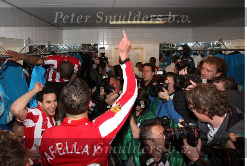 Ferd van Odenhoven
Arnhem, 20 April 2008 Kompetitiewedstrijd Vitesse-PSV, eindstand 0-1 Seizoen 2007/2008
PSV Landskampioen
Ibrahim Afellay en Otman Bakkal met de kampioensschaal