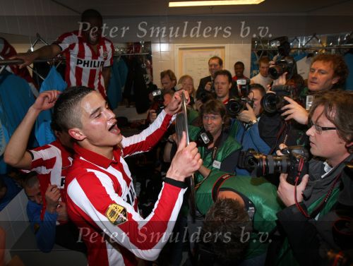 Ferd van Odenhoven
Arnhem, 20 April 2008 Kompetitiewedstrijd Vitesse-PSV, eindstand 0-1 Seizoen 2007/2008
PSV Landskampioen
Ibrahim Afellay met de kampioensschaal