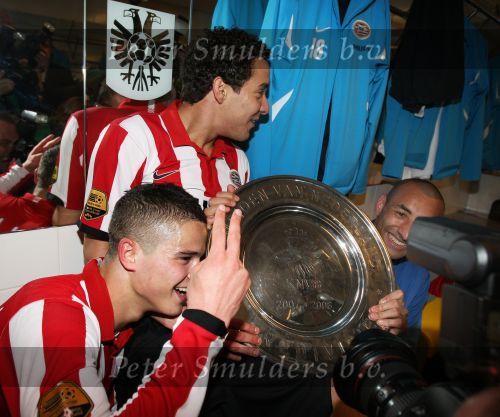 Ferd van Odenhoven
Arnhem, 20 April 2008 Kompetitiewedstrijd Vitesse-PSV, eindstand 0-1 Seizoen 2007/2008
PSV Landskampioen
Ibrahim Afellay, Gomes en Otman Bakkal met de kampioensschaal