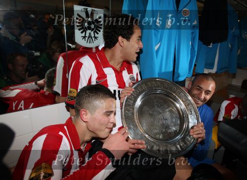 Ferd van Odenhoven
Arnhem, 20 April 2008 Kompetitiewedstrijd Vitesse-PSV, eindstand 0-1 Seizoen 2007/2008
PSV Landskampioen
Doelman Heurelho Gomes samen met Ibrahim Afellay en Otman Bakkal en de kampioensschaal