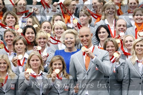 Den Haag 27 augustus 2008
De Olympische medaille winnaars van Peking op het bordes bij Koningin Beatrix. Aanwezig oa Anky v Grunsven Maarten v d Weijden Inge Dekker Marianne Vos Naomi v As Fatima de Moreiro Melo, anky v Grunsven Deborah Gravenstijn...
Peter Smulders bv