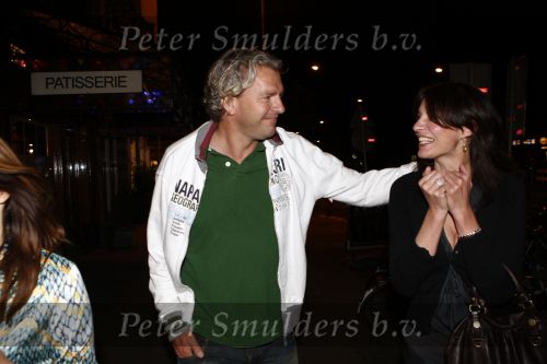 Amsterdam 20 juni 2008
Irene v d Laar en haar nieuwe vriend Bertho Kleinsman betrapt als ze samen naar het huis van Irene lopen nadat ze in restaurant le Garage hebben gegeten.