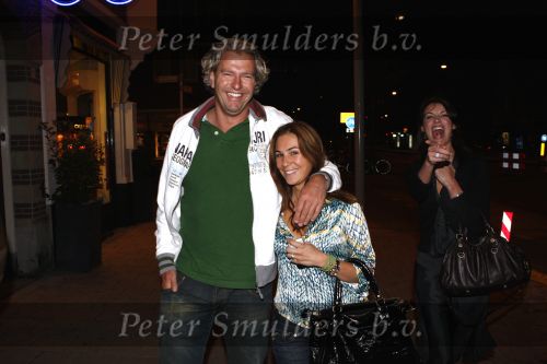 Amsterdam 20 juni 2008
Irene v d Laar en haar nieuwe vriend Bertho Kleinsman betrapt als ze samen naar het huis van Irene lopen nadat ze in restaurant le Garage hebben gegeten.