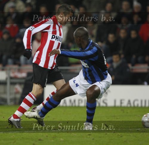 Eindhoven, 12 December 2007
Champions League wedstrijd PSV-Internationale Milan, eindstand 0-1 Seizoen 2007/2008
Ismail Aissati in duel met Nelson Enriue Lopez Rivas