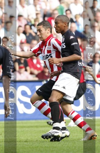 Eindhoven, 23 September 2007 Seizoen 2007/2008 Kompetitewedstrijd PSV-Feyenoord, eindstand 4-0
Ismail Aissati in duel met Jonathan de Guzman