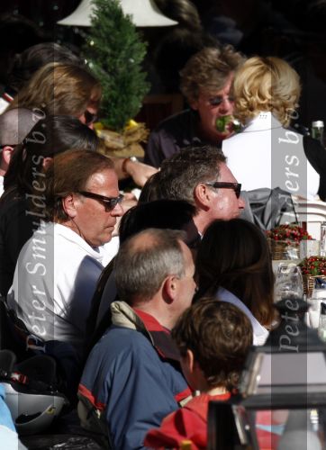 Lech 26 februari 2008
Ivo Niehe en zijn vrouw op terras van hun hotel tijdens hun skivakantie.
Peter Smulders bv