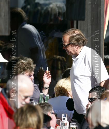 Lech 26 februari 2008
Ivo Niehe en zijn vrouw op terras van hun hotel tijdens hun skivakantie.
Peter Smulders bv