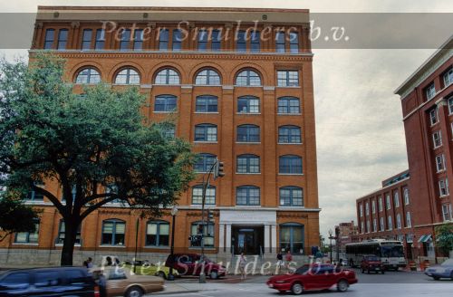 Elm Street in Dallas waar John F Kennedy werd verwmoord op 22 November 1963 door waarschijnlijk Le Harvey Oswald
JF Kennedy