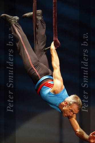 Amsterdam 17 december 2007
Jaap Jongbloed met moeder en kinderen bij tros kerstcircus. Jaap doet trapese act.