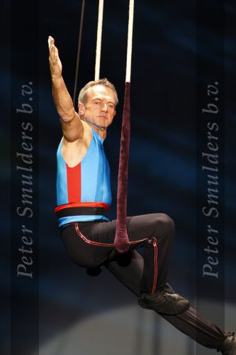 Amsterdam 17 december 2007
Jaap Jongbloed met moeder en kinderen bij tros kerstcircus. Jaap doet trapese act.