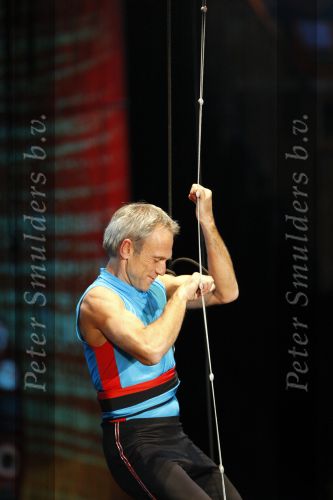 Amsterdam 17 december 2007
Jaap Jongbloed met moeder en kinderen bij tros kerstcircus. Jaap doet trapese act.