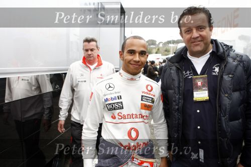 Barcelona 11 maart 2009
Test dag voor de formule 1 teams op het circuit van Barcelona. Jack Plooij met Lewis Hamilton
Peter Smulders bv