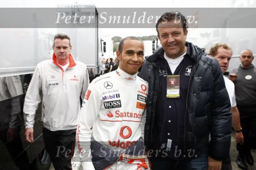 Barcelona 11 maart 2009
Test dag voor de formule 1 teams op het circuit van Barcelona. Jack Plooij met Lewis Hamilton
Peter Smulders bv