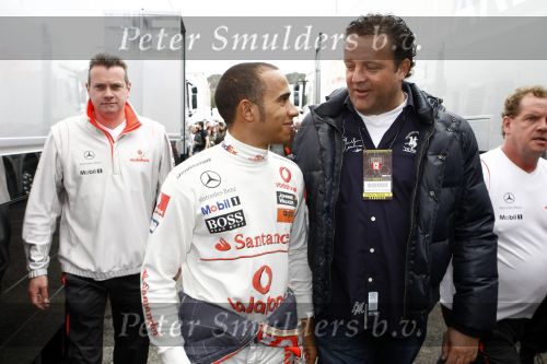 Barcelona 11 maart 2009
Test dag voor de formule 1 teams op het circuit van Barcelona. Jack Plooij met Lewis Hamilton
Peter Smulders bv