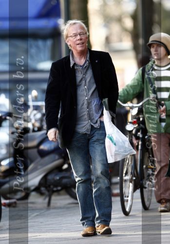 Amsterdam 11 februari 2008
Jack Spijkerman met gsm doet boodschappen op de cornelis schuytstraat.
Peter Smulders bv