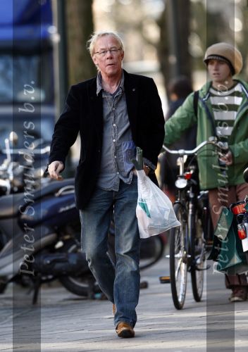 Amsterdam 11 februari 2008
Jack Spijkerman met gsm doet boodschappen op de cornelis schuytstraat.
Peter Smulders bv