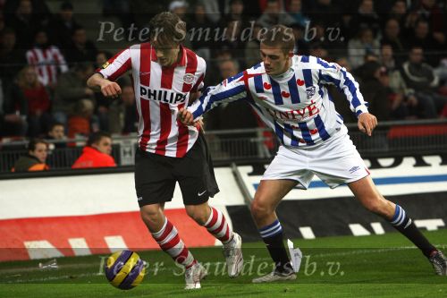 Eindhoven, 20 Januari 2007 Eerste wedstrijd na winterstop Kompetitiewedstrijd tussen PSV-SC Heerenveen, eindstand 3-1 Seizoen2006/2007
Mika Vayrynen in duel met Jakob Poulsen
Foto Peter Smulders BV