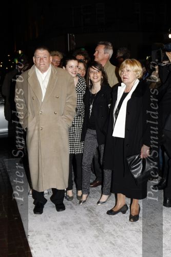 Amsterdam 11 maart 2008
Het boekenbal in de stadsschouwburg van Amsterdam. Jan Bernlef met vrouw en familie
Peter Smulders bv