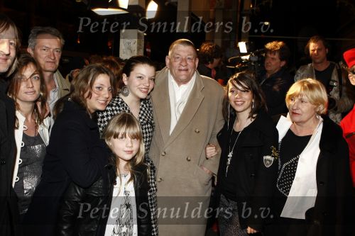 Amsterdam 11 maart 2008
Het boekenbal in de stadsschouwburg van Amsterdam. Jan Bernlef met vrouw en familie
Peter Smulders bv