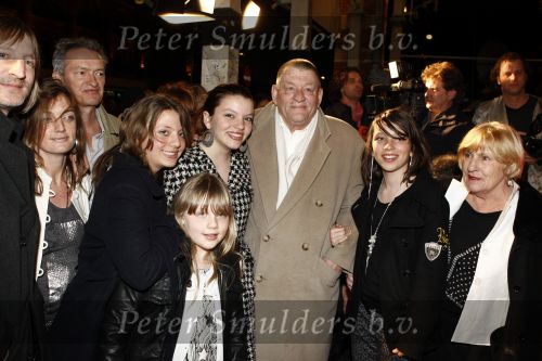 Amsterdam 11 maart 2008
Het boekenbal in de stadsschouwburg van Amsterdam. Jan Bernlef met vrouw en familie
Peter Smulders bv