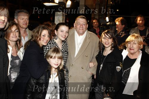 Amsterdam 11 maart 2008
Het boekenbal in de stadsschouwburg van Amsterdam. Jan Bernlef met vrouw en familie
Peter Smulders bv