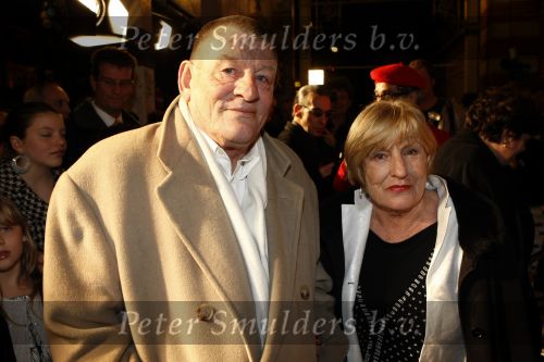 Amsterdam 11 maart 2008
Het boekenbal in de stadsschouwburg van Amsterdam. Jan Bernlef met vrouw en familie
Peter Smulders bv