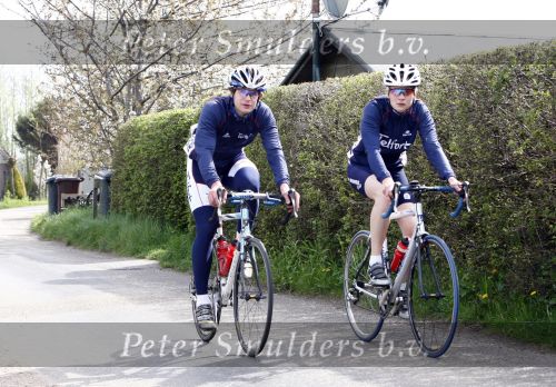 Weesp 27 april 2008
Jan Bos en zijn vriendin aan het trainen met de wielrenfiets.
Peter Smulders bv