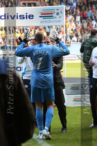 Arnhem, 20 April 2008 Kompetitiewedstrijd Vitesse-PSV, eindstand 0-1 Seizoen 2007/2008
PSV Landskampioen 
Een emotionele doelman Huerelho Gomes samen met Stan Valckx en Jan Formanoy