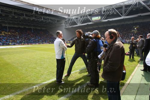 Arnhem, 20 April 2008 Kompetitiewedstrijd Vitesse-PSV, eindstand 0-1 Seizoen 2007/2008
PSV Landskampioen 
TV verslaggever Jan Joost v Gangelen intervieuwt PSV trainer Sef Vergoossen voor aan vang van de wedstrijd voor RTL