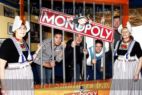 Volendam 22 januari 2008
Nick en Simon Jan Keizer en George Baker promoten dat de plaats volendam op een nieuw monopoly spel komt.