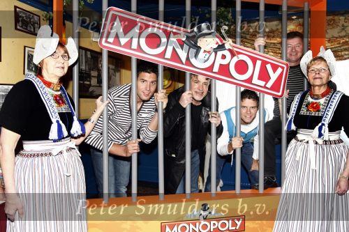 Volendam 22 januari 2008
Nick en Simon Jan Keizer en George Baker promoten dat de plaats volendam op een nieuw monopoly spel komt.