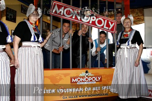 Volendam 22 januari 2008
Nick en Simon Jan Keizer en George Baker promoten dat de plaats volendam op een nieuw monopoly spel komt.
