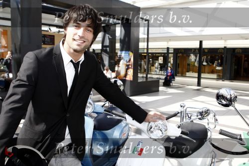 Amsterdam 12 mei 2009
Het blad Grazia organiseert samen met vespa scooters een leuke rally door amsterdam heen. Jan Kooijman met zijn vader Jan
Peter Smulders bv