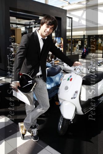 Amsterdam 12 mei 2009
Het blad Grazia organiseert samen met vespa scooters een leuke rally door amsterdam heen. Jan Kooijman met zijn vader Jan
Peter Smulders bv