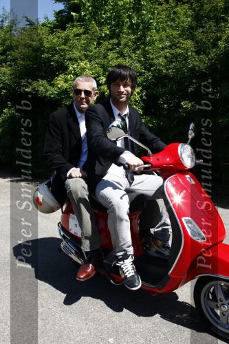 Amsterdam 12 mei 2009
Het blad Grazia organiseert samen met vespa scooters een leuke rally door amsterdam heen. Jan Kooijman met zijn vader Jan
Peter Smulders bv