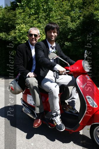 Amsterdam 12 mei 2009
Het blad Grazia organiseert samen met vespa scooters een leuke rally door amsterdam heen. Jan Kooijman met zijn vader Jan
Peter Smulders bv