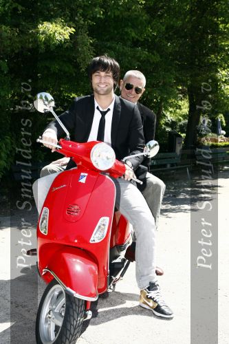 Amsterdam 12 mei 2009
Het blad Grazia organiseert samen met vespa scooters een leuke rally door amsterdam heen. Jan Kooijman met zijn vader Jan
Peter Smulders bv